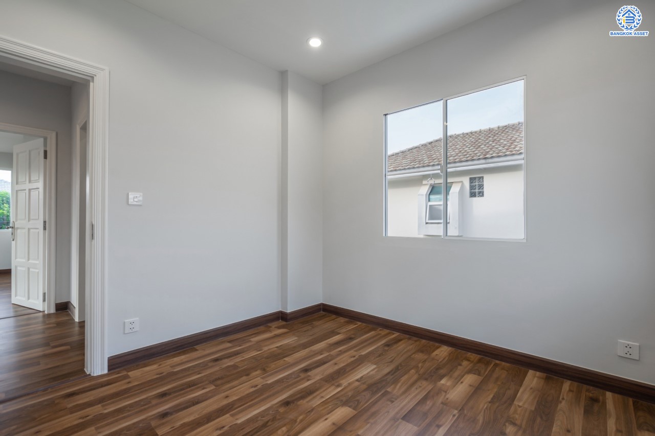 บ้านมือสองตกแต่งใหม่ ม.มัณฑนา นครอินทร์-พระราม5 หลังมุม เนื้อที่กว่า 57 ตร.ว. ฟังก์ชันจัดเต็ม 3 ห้องนอน 2 ห้องน้ำ จอดรถได้ 1 คัน พร้อม Living Room รองรับทุกความสุข ทำเลเดินทางสะดวก ใกล้ทางด่วน "ศรีรัช" และรถไฟฟ้า "สถานีบางรักใหญ่"